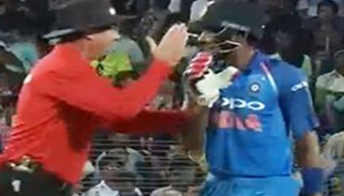 umpire trying to slap hardik pandya