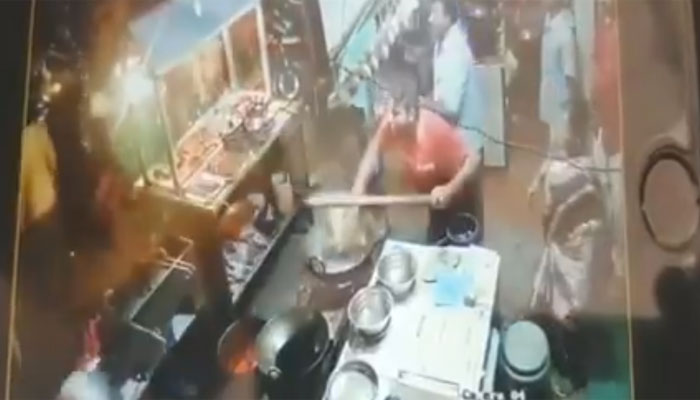 vendor throwing hot oil onto customers