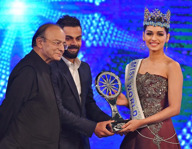 Virat_Kohli_presenting_Award_to_Manushi_Chillar