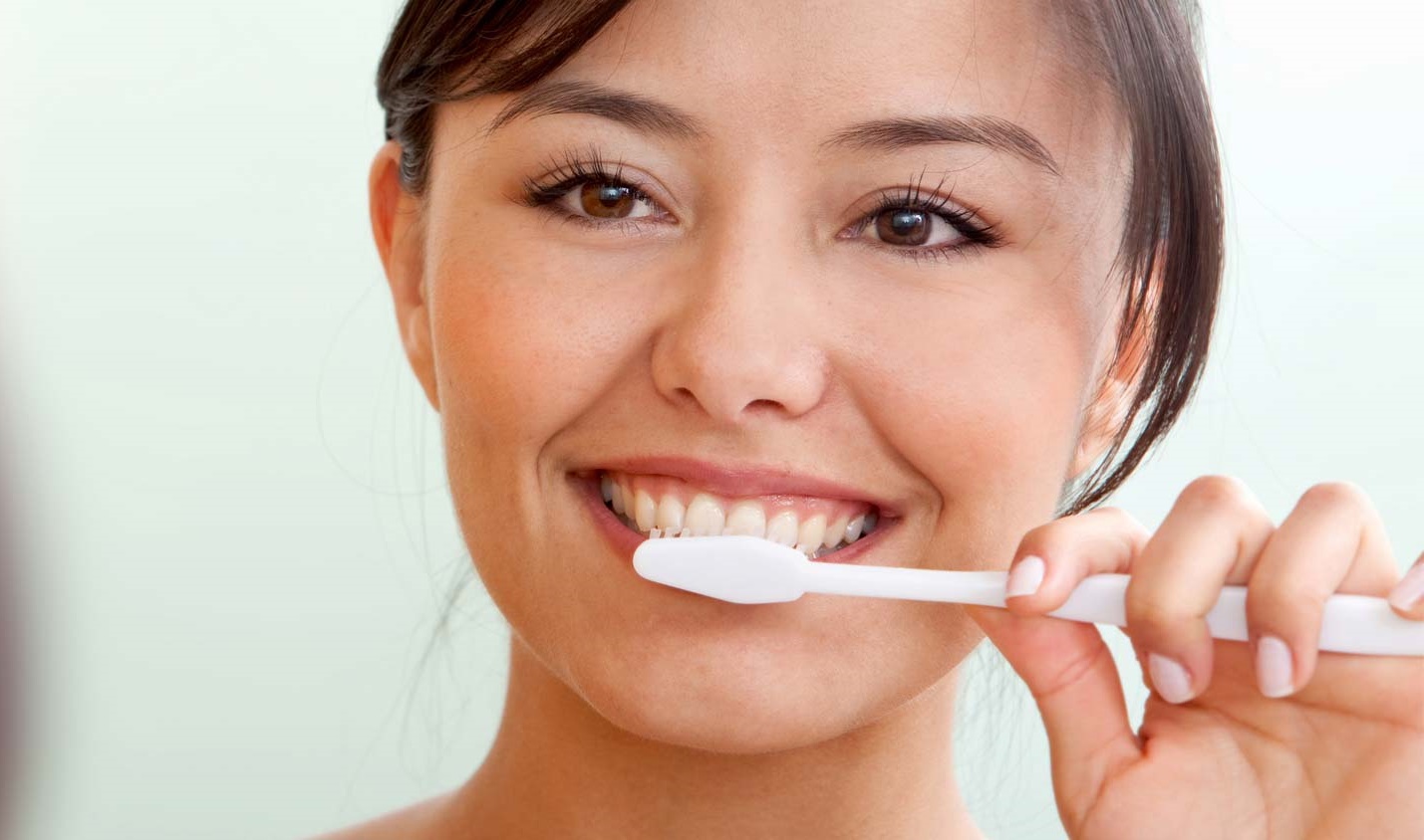 Слабость в зубах. Чистим зубы!. Красивая девушка чистит зубы. Девушка с зубной щеткой во рту. Девушка стоматолог.