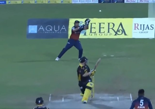 kamran akmal leaving ball