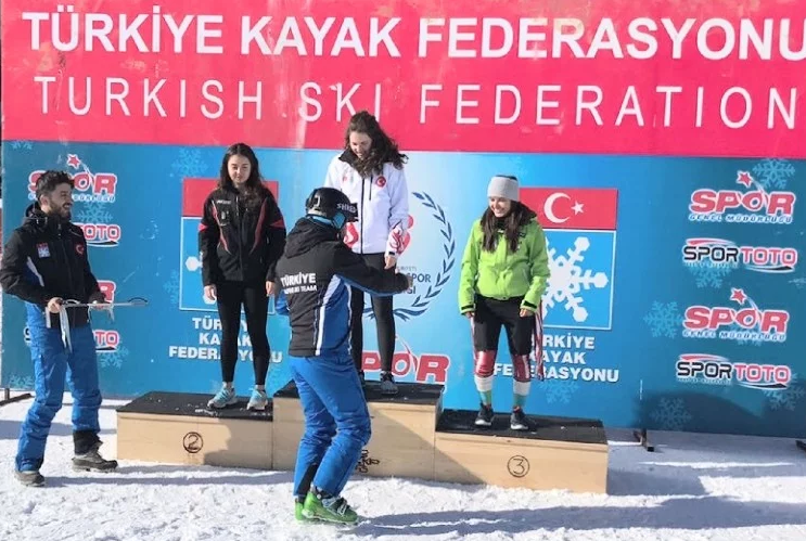 anchal thakur of kullu won bronze medal in skiing
