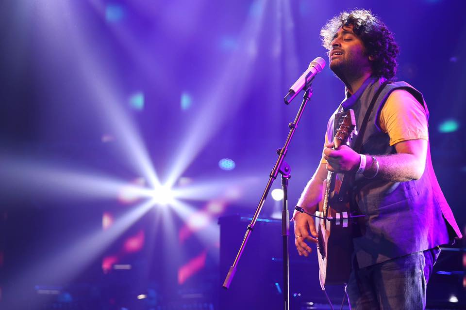 Bollywood Singer Arijit Singh Loses His Calm At A LIVE Concert