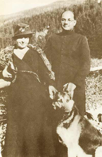 Subhas_Chandra_Bose_and_Wife_Emilie_Shenkl_with_German_Shephard