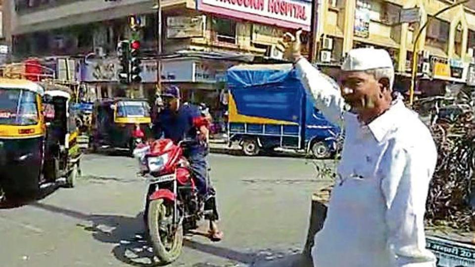 68-year-old man regulates traffic in Mumbai after his son died in accident
