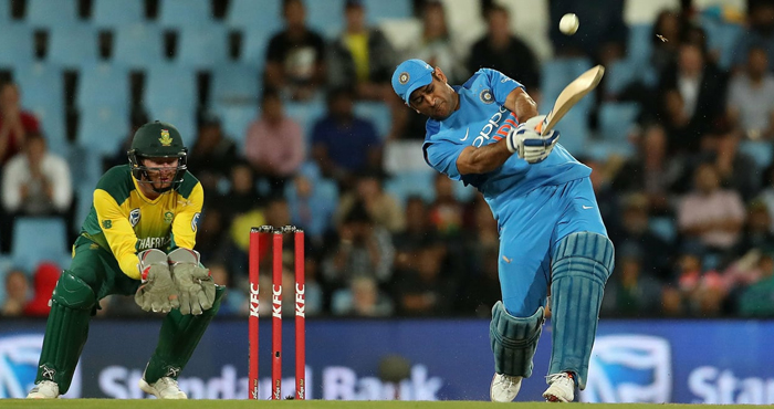MS Dhoni loses cool at Manish
