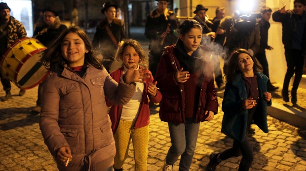 children smoking in Val de Salgueiro
