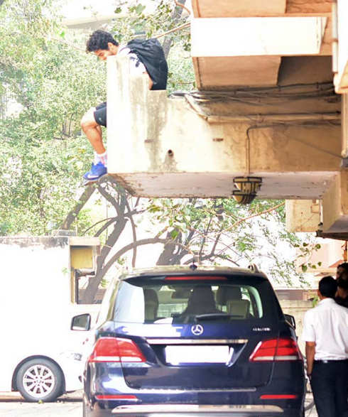 Ishaan Khatter jumping from first floor to get into Jhanvi's car