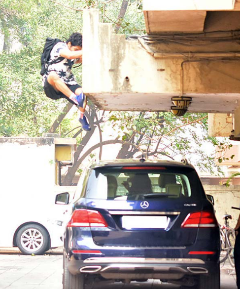 Ishaan Khatter jumping from first floor to get into Jhanvi's car2