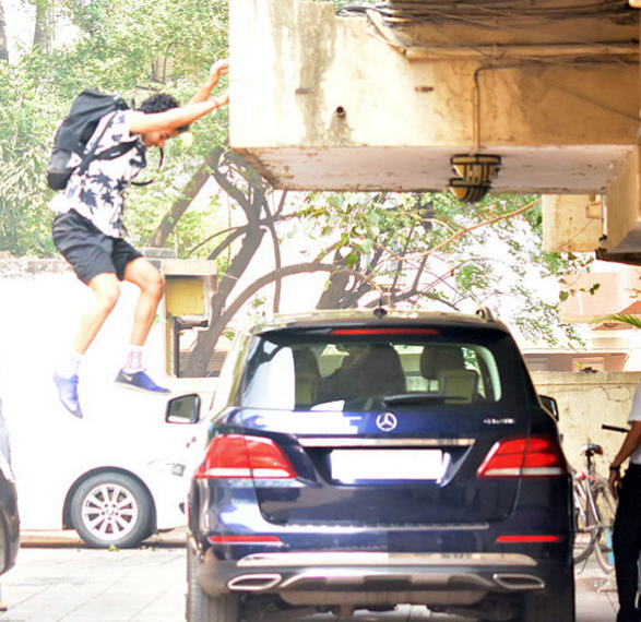 Ishaan Khatter jumping from first floor to get into Jhanvi's car3