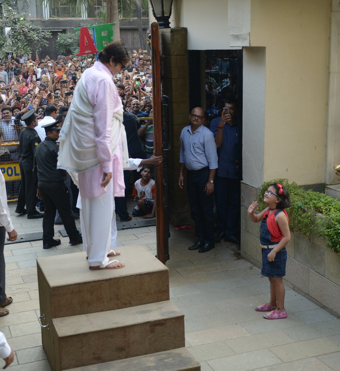 house of amitabh bachchan from inside