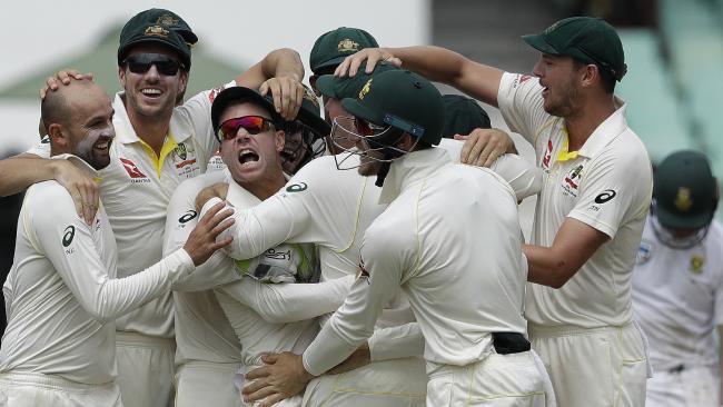 Nathan-Lyon-and-David-Warner-celebrate-after-running-out-South-Africa-AB-de-Villiers