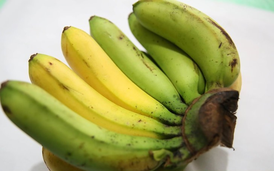 Шесть бананов. Недозрелые бананы. Коричневые пятна на кожуре банана. Степень зрелости банана. Банан в 6 месяцев