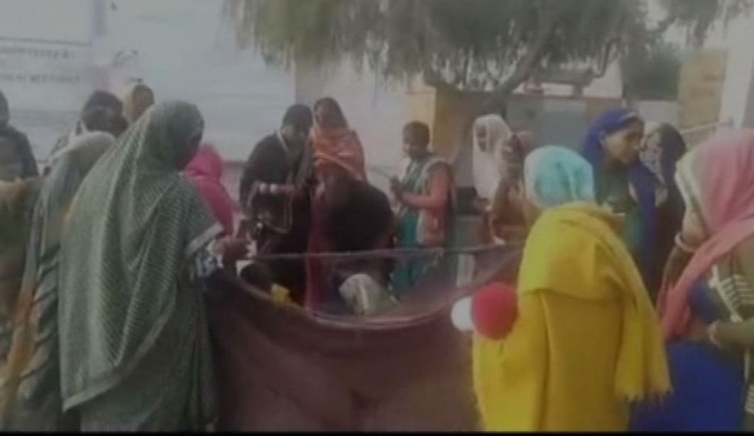Women rushed and made an enclosure and helped the woman give birth to her baby in UP