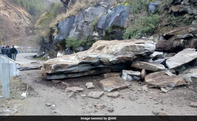 Hundreds of tourists have been rescued in the Bir Billing of Himachal Pradesh
