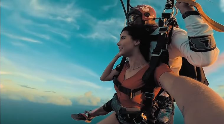Watch video: For a gender reveal, best friends jump out of a plane!