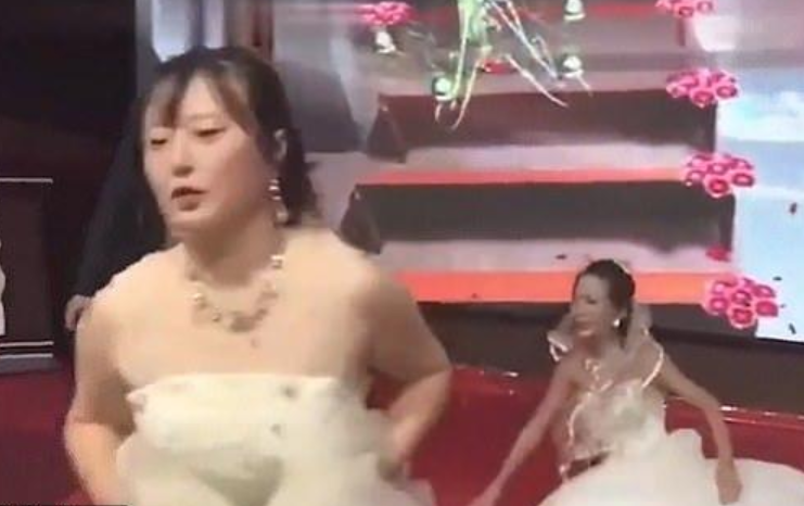 Bride Left In Shock After Grooms Ex Crashes Their Wedding Wearing A White Bridal Gown 5945